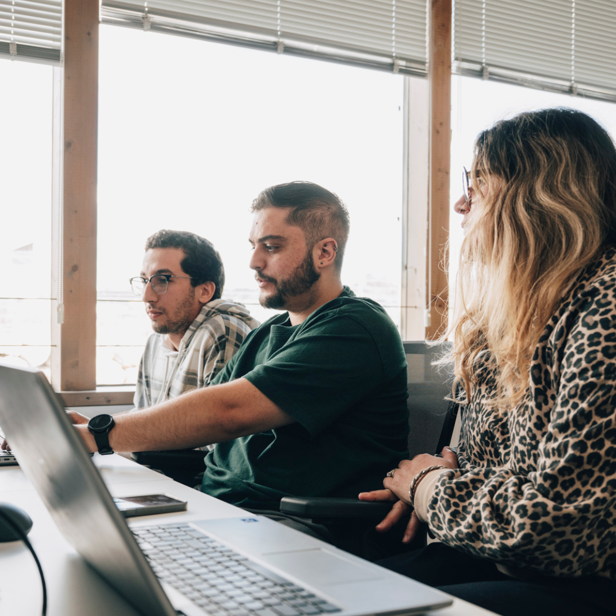 Collaborateurs de PACK Solutions travaillant ensemble devant un ordinateur